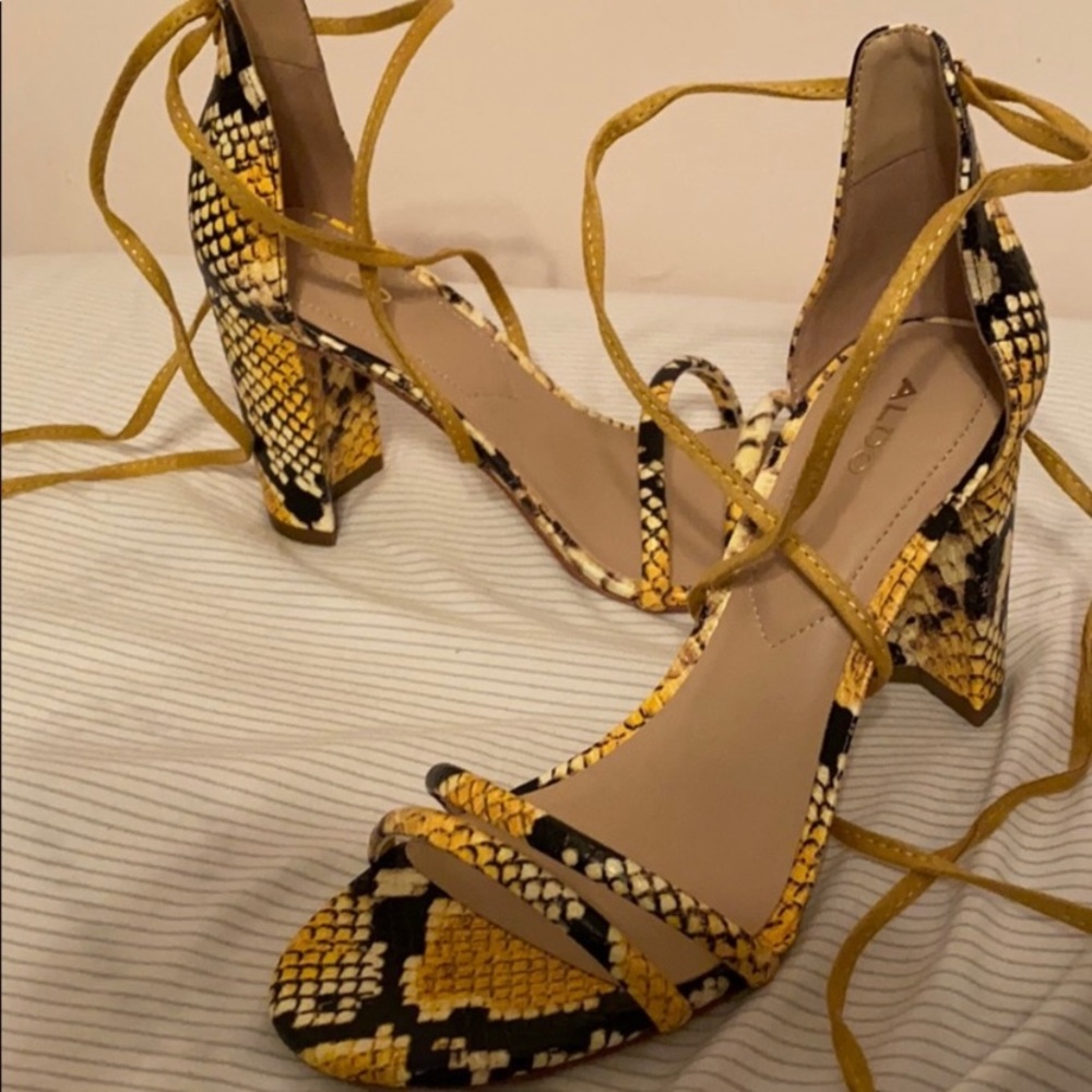 YELLOW SNAKE PRINT STRAPPY HEEL